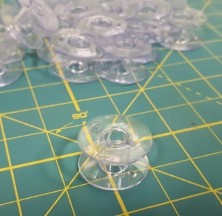 plastová cívka na spodní niť